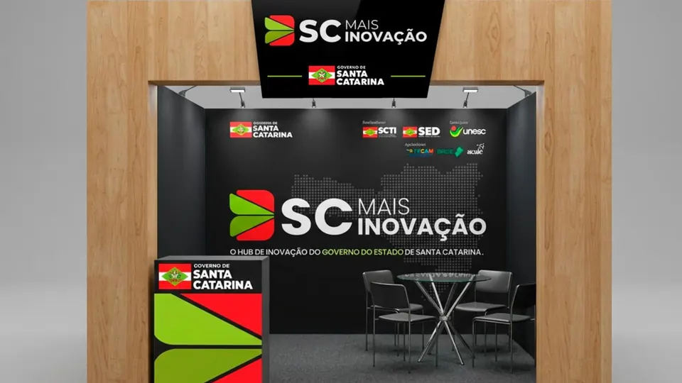 Estande do SC Mais Inovação com a marca do Governo de Santa Catarina e o mapa do estado em pontos